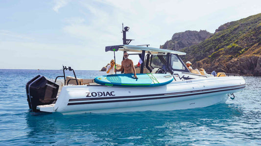Zodiac X10CC center console RIB op zee - luxe rubberboot langs kust met buitenboordmotor