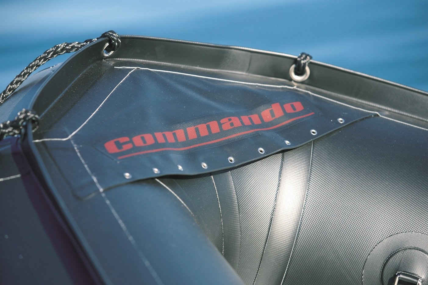 Bombard Commando C5 rubberboot met aluminium vlonderdelen en deelbare houten kiel