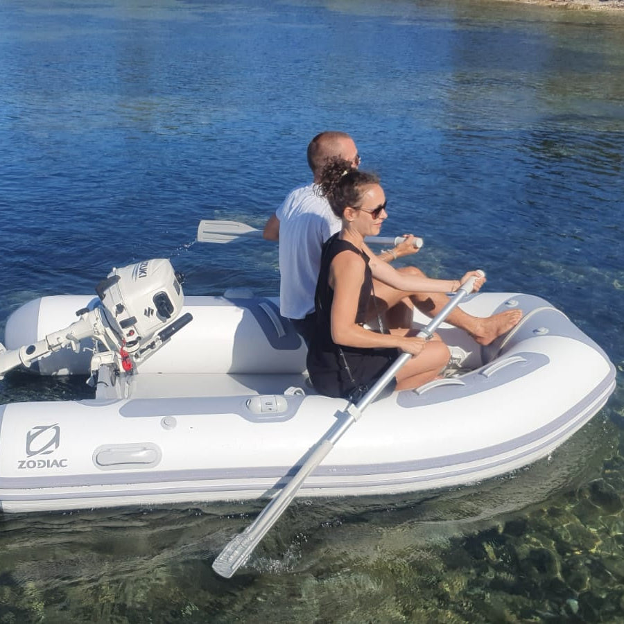 Zodiac Cadet 230 Aero rubberboot met opblaasbare luchtbodem op het water