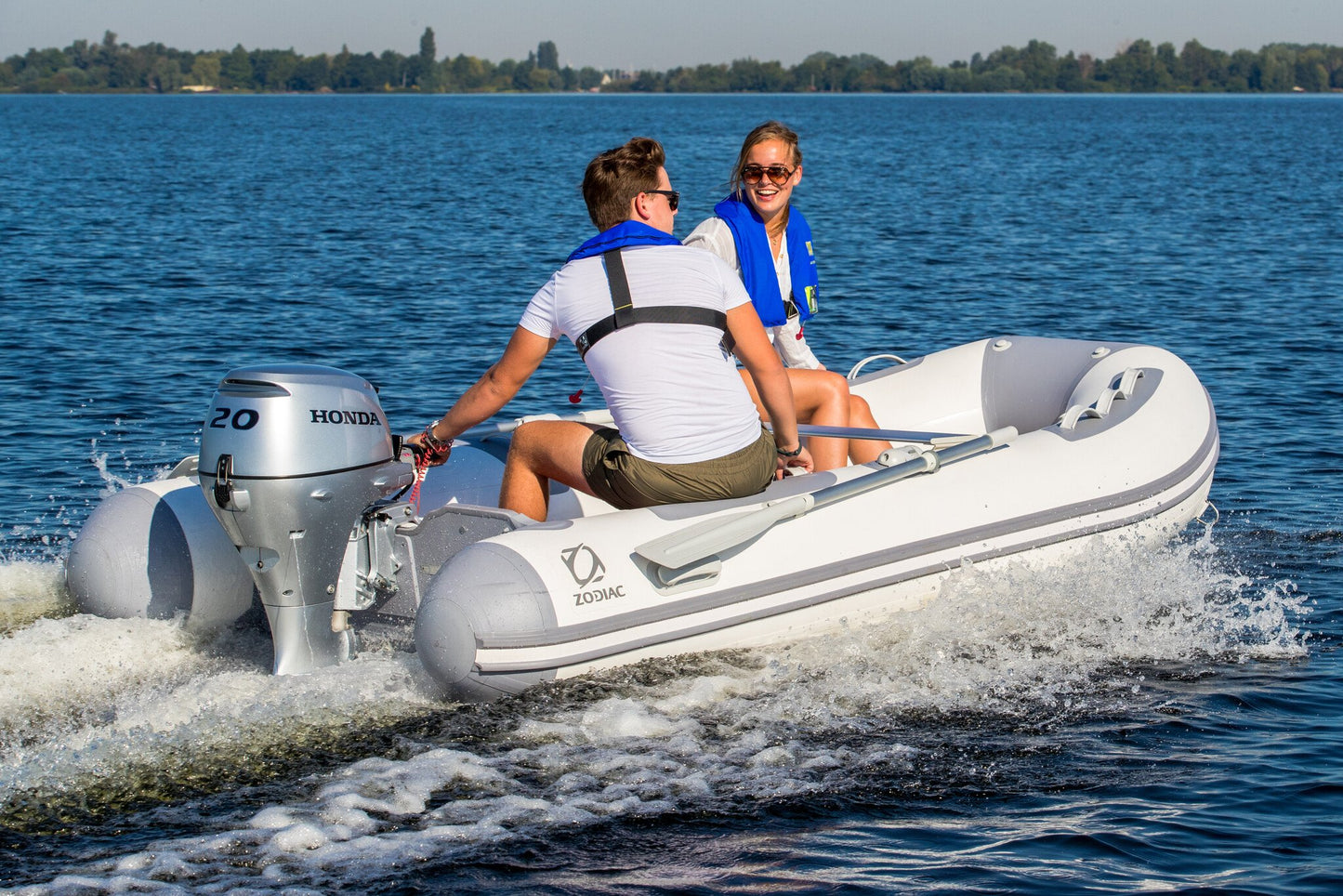 Zodiac Cadet 350 ALU rubberboot met aluminium vloer op het water