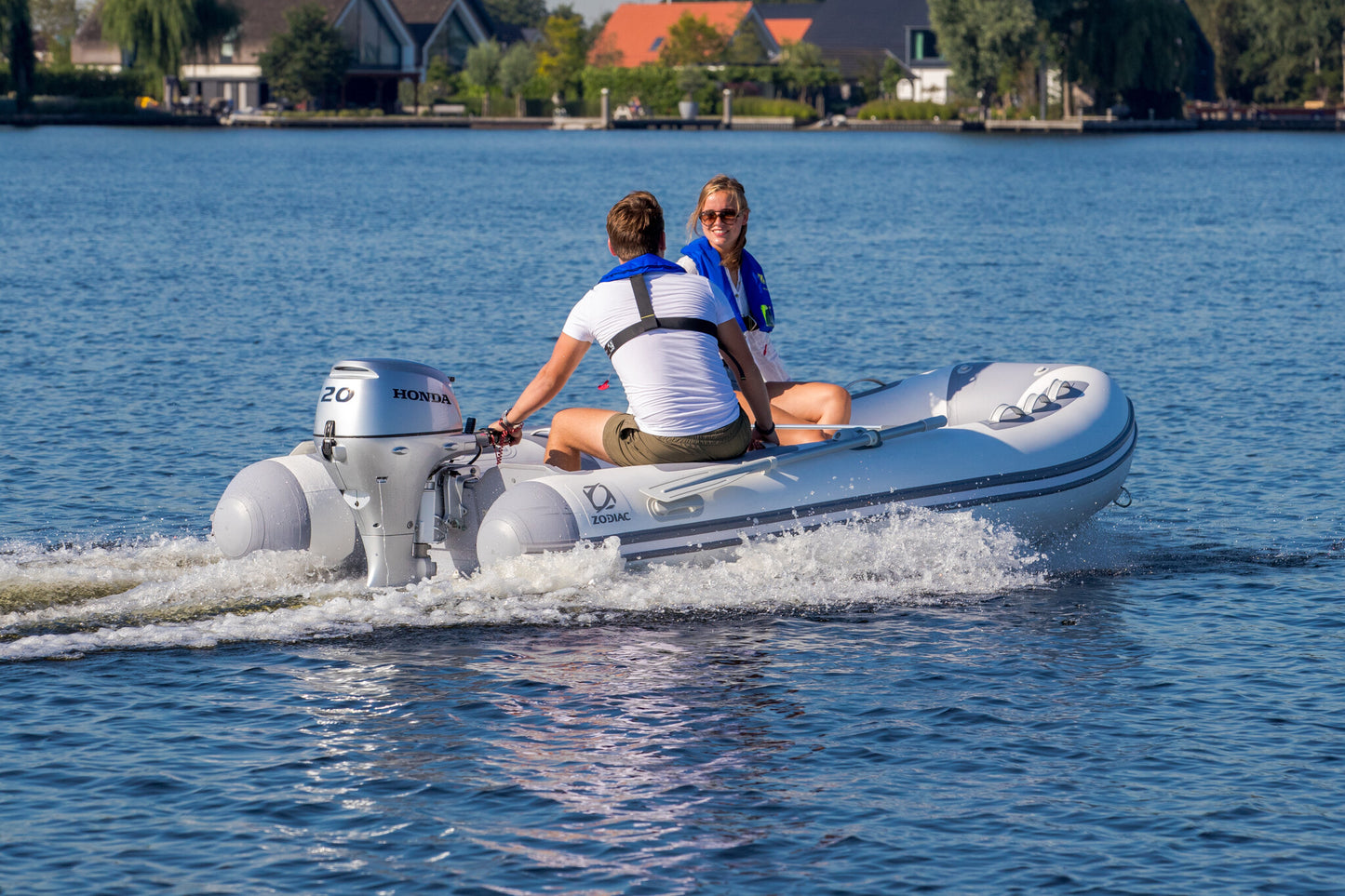 Zodiac Cadet 350 ALU rubberboot met aluminium vloer op het water