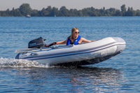 Zodiac Cadet 270 Aero rubberboot met opblaasbare luchtbodem op het water