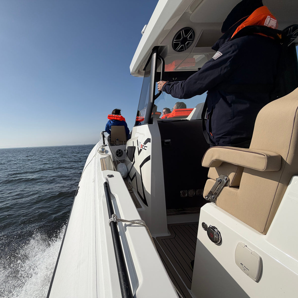 Zodiac X9CC 8,60 meter center console RIB interieur met zijdek en luxe zitplaatsen