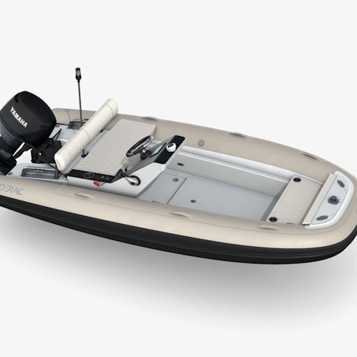 Zodiac Yachtline 4.0 luxe RIB tender met console en buitenboordmotor op witte achtergrond