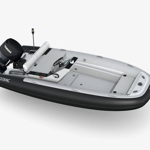 Zodiac Yachtline 4.0 zwarte RIB tender met console en buitenboordmotor op witte achtergrond