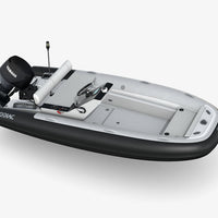 Zodiac Yachtline 4.0 zwarte RIB tender met console en buitenboordmotor op witte achtergrond