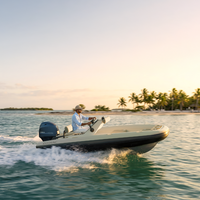 Zodiac Yachtline 4.0 luxe RIB tender varend op zee met bestuurder en hoge snelheid