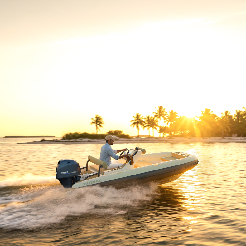 Zodiac Yachtline 4.0 tender in actie op zee tijdens zonsondergang met luxe uitstraling